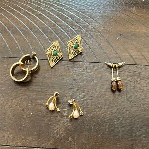 Beautiful vintage earring bundle includes tiger eye,‎ beaded gold tone earrings.